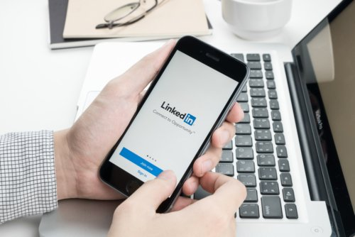 Using LinkedIn on phone and laptop